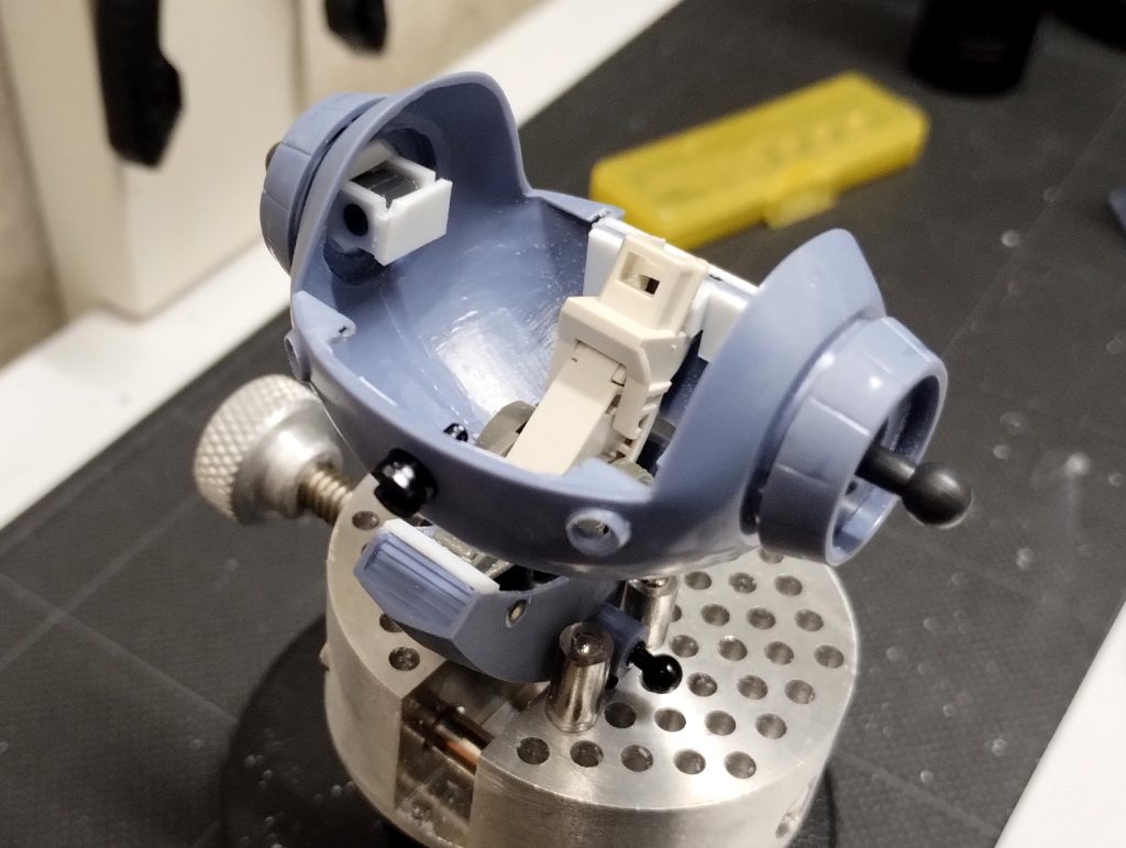 ボディ内部などに可動部品を仕込みました。