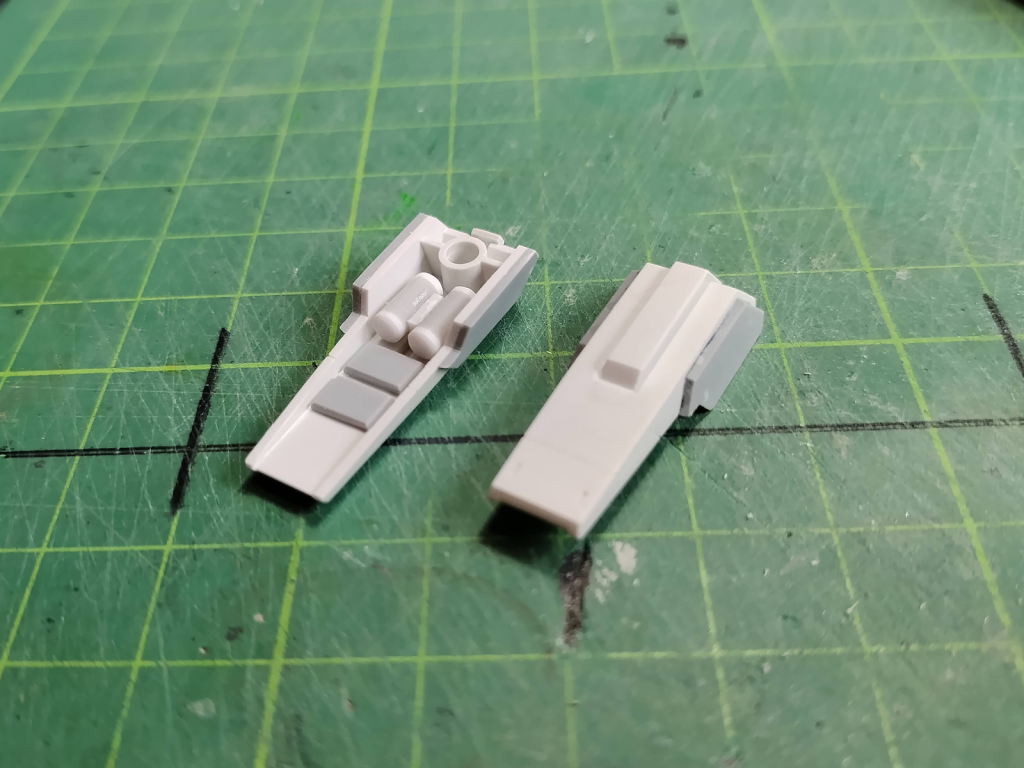 サイドアーマーの裏になんかのタンクと、用途不明のブロックを追加しまた。