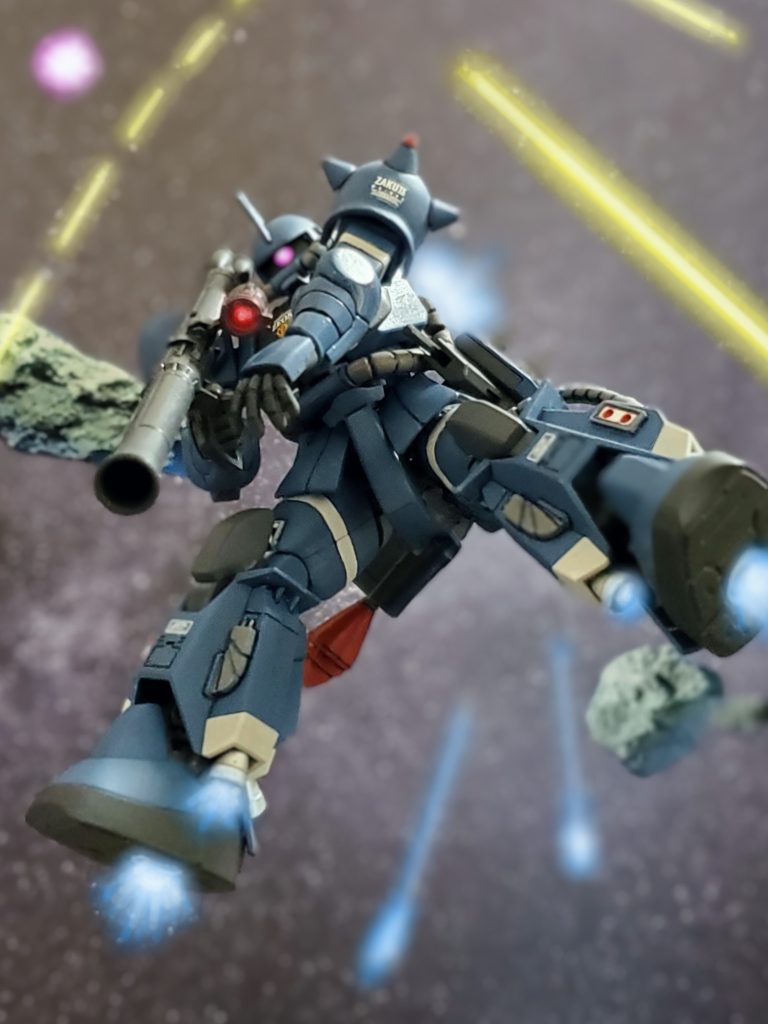 仲間たちから『アンキー』の愛称で親しまれるアンジェリカ曹長。彼女は先に士官学校を経て戦線に立つ姉を救いたくて徴兵に志願した。彼女の姉は開戦時から一年戦争に参加しており、ブリティッシュ作戦で命令に従い作戦行動を取ったが、その結果自らの手で多くのコロニー住民の命を奪った事実に苦悩していた…。壊れていく優しかった姉…その心を救うためには早くこの戦争を終わらせなくては‼️アンキーはその一心でパイロットへ志願。その思いが原動力となり急速にパイロットとしての練度を上げ、彼女はE25エリア防衛MS大隊のエースとまで成長したのである😎✨