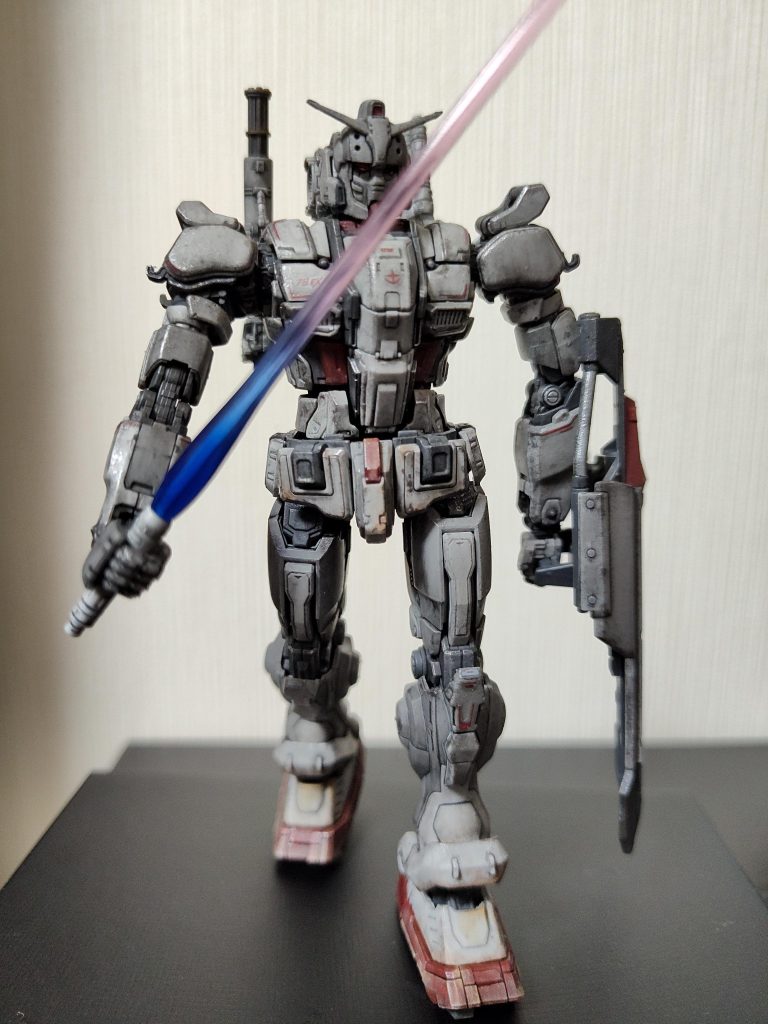 モールドちょこっと掘り直したのと足の甲の部分のアーマーの合わせ目消し。塗装箇所は細かいとこエナメルシルバーでちょちょいと盾の連邦マークをゴールドで、サーベルの根本をちょこっとクリアブルーにしたぐらいです