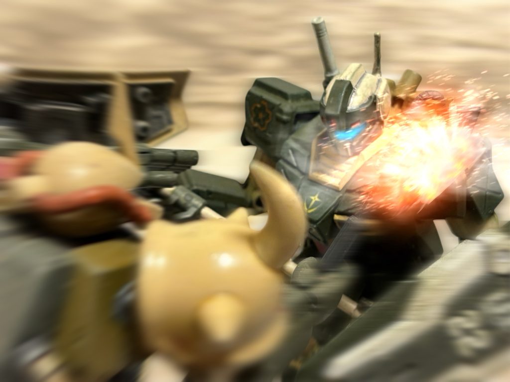 ビームの刃を避けてぶつかることができた。こちらも相手も、よろよろと体制を崩す。崩したところを、肩に一撃、ヒートホークを叩き込んだ。刃がめり込んだ途端に、敵の装甲が炸裂して、ヒートホークが弾かれた。「やったか!?」しかし、爆発などなかったかのように、敵機は平然と槍を振い、マイロのグフの右腕を薙ぎ払った。