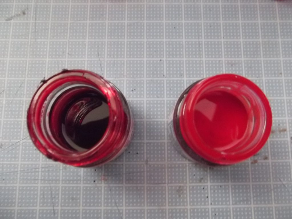 これは共にタミヤアクリルと水性ホビーカラーのクリアレッド。今まで気づかなかったんですがタミヤの方が色調が暗い！今回に限っては頭や胴はタミヤのクロームシルバー＋水性ホビーカラーのクリアレッド、手足の赤い部分はタミヤのメタリックグレイ&クリアレッドで塗装。