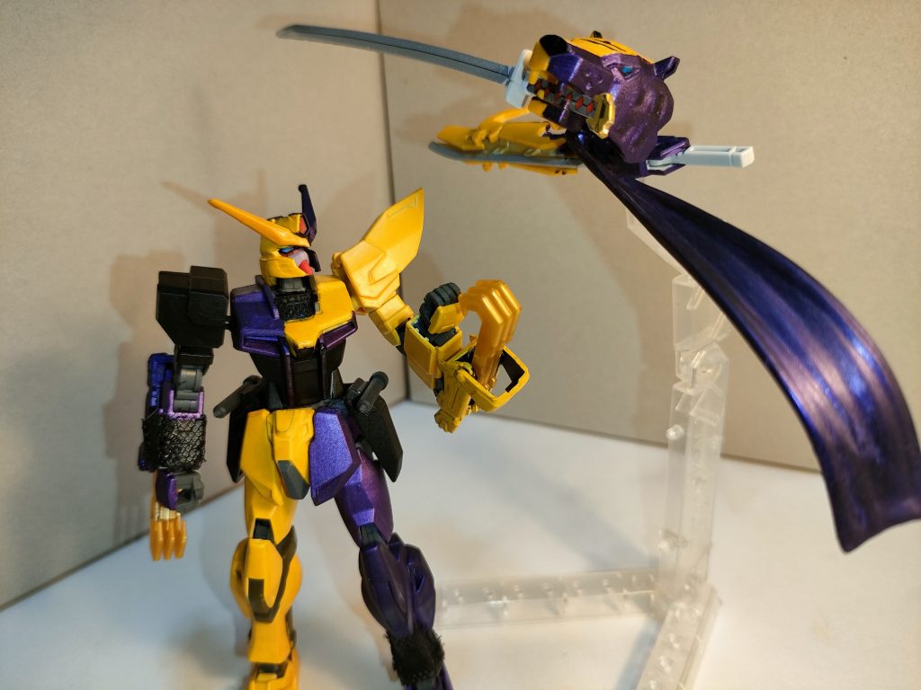 　トラ型頭部は自立行動して本機の支援が可能な、特殊ストライカーパックでござる。