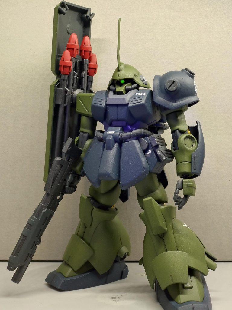 機体コンセプトは、ギラドーガ用の兵装の試験運用を行うために改装されたマラサイという感じです。まだティターンズのアイデンティティを捨てきれないため、機体カラーにはティターンズブルーが含まれています。ジオンの緑も相まって、ネモみたいなカラーになってしまいましたが、これはこれで尊厳破壊感があっていいと思います。敵対していたジオンに行かざるを得なかった元ティターンズ兵の葛藤、そういうものをこの作品から受け取ってもらえれば幸いです。