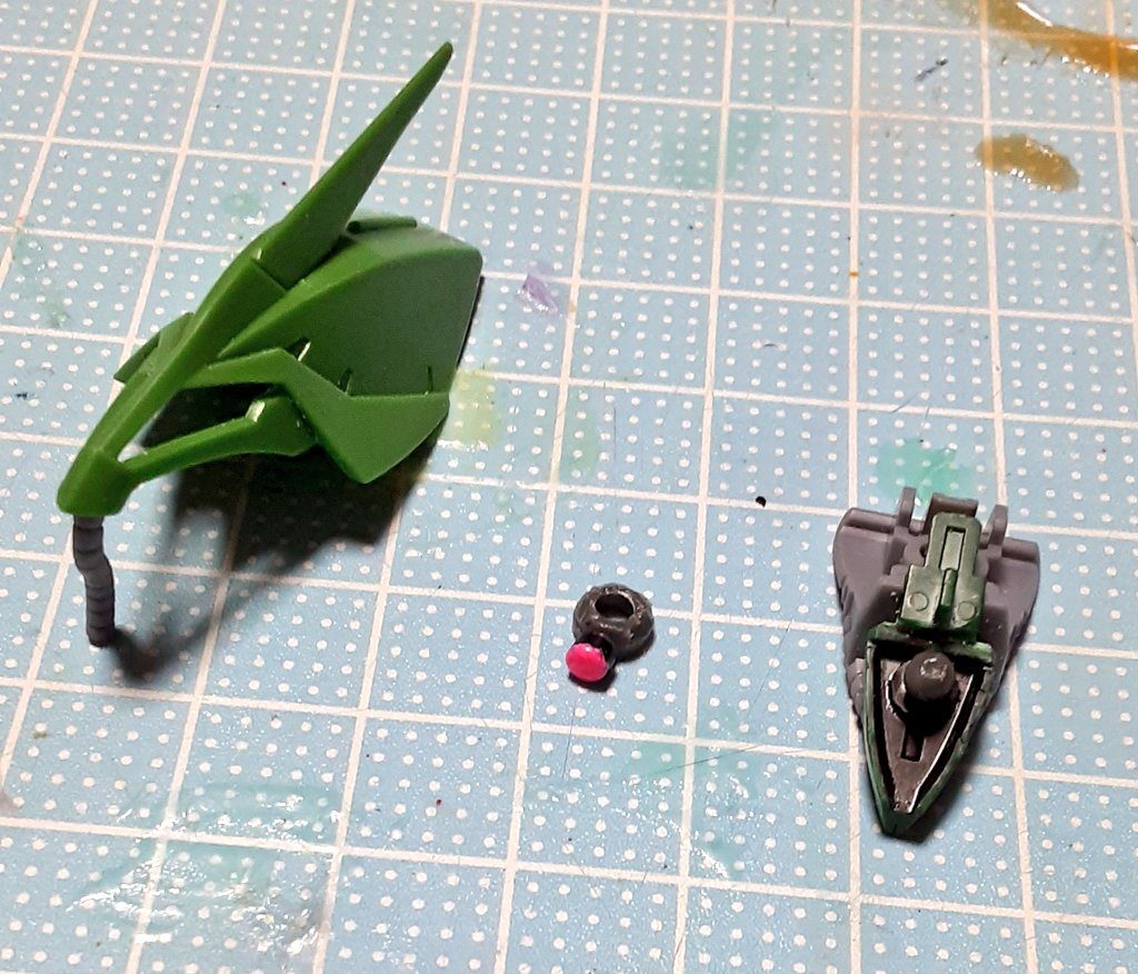 モノアイはボールジョイントを使って改修。パーツ分解中。