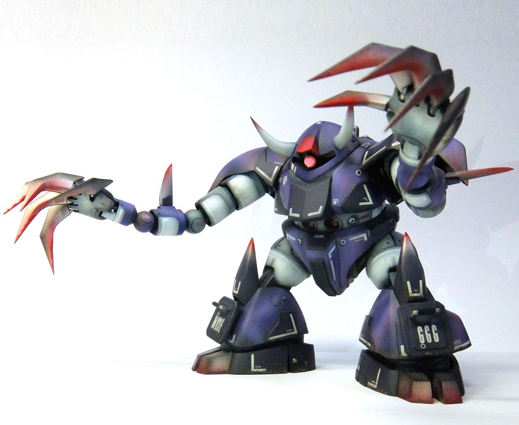 [ 設定 ]地上では動きが遅く連邦量産機にすらマト扱いされている事からも分かる通り、ゴッグは水中8：地上2の運用を想定し設計されていた。しかし水中での運用に際しても、巡航中に腹部メガ粒子砲による対空砲火の際には背泳ぎ状態にロールしなければならない点や、胸部前面にコクピットの扉がある事から巡航中被爆時の緊急脱出が海底側になるという点など、数々の問題点を内包していた。水中はグラブロでいいんじゃない？っていうか普通の潜水艦がベストでしょ。でもせっかくの水陸両用の基本設計をなくすのは貧乏ジオン的にはもったいないよね・・・という事で水には「潜れるよ」程度にし、水中1：地上9の運用想定に変更した試作実験機が本機MSM-03Eゴッグである。地上での移動にはドムに採用されたホバーによる高速滑走システムを移植。腕の基本設計からサーベルやトマホークを持つ事ができない為、中途半端な大きさの指を大型の爪に変更。サーベルを持った場合と比較した間合いの狭さをカバーするため、腕自体を大幅に延長。相手の首をつかんでの膝蹴り用に膝の装甲を武器化、後方の敵へのエルボー攻撃用に肘に刃を装備、頭突き用に角を装備、など高速移動からの近接戦闘を重視した装備が与えられている。