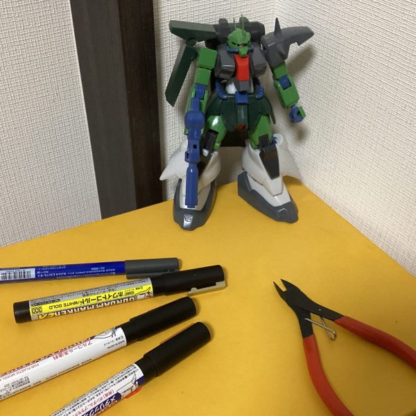 ザクIIIを一部ジャンクパーツで購入したので持ってるのと合わせて色を変えます。やはりメタリックがいいお年頃（1枚目）