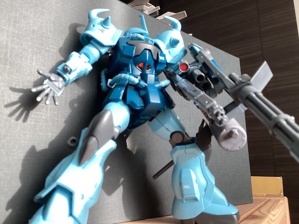 グフ・カスタムアンディ・クロッサー機アンディ・クロッサー28歳一年戦争時はサイド6におりその後カラバ、地球連邦など各地を転々としているパイロット。彼の愛用するグフは彼の恩人から受け継いだ機体である