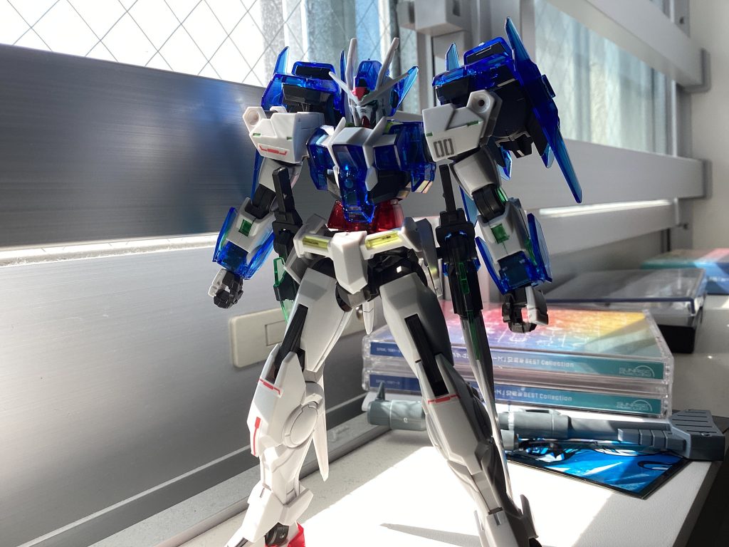 素組した後墨入れしてデカールで情報量を足しました。あとは肩の窪みをメタリックグリーンで塗装しました。