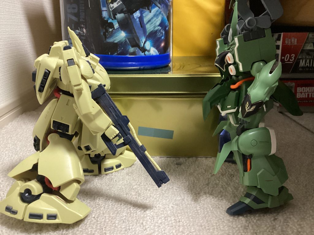 宇宙世紀0094サイド3ズムシティ「はぁはぁ...」息苦しそうに呼吸するパイロットスーツ姿の男。「投降しろ。アンディ中尉。」そう通信回線でよひかけるジオン兵「たかだか脱走兵1人にマジになるかよ...普通。」そう嘆くのはアンディ・クロッサー中尉。正確には元中尉こうなったら相打ち覚悟で自爆するしか...そう考えていた時...誤って脱出機構を作動させてしまった。目の前に映る二枚羽のMS...そこで彼は夢から目を覚ましたのだった。