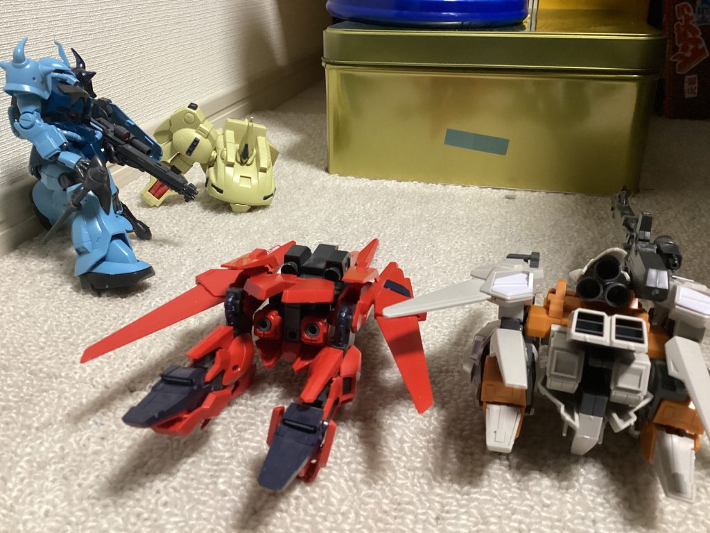 一年後 地球ホンコンシティ ロンド・ベル駐留場「うへぇ...また新型かよ。」そこには、アンディ中尉の姿があった。「新型じゃない。片方は旧式だ」整備長ケディバーミンはアンディの問いに答えた「おぉーおっさん。じゃあもう片方は?」「実験機だよ。」「実験機?なんのだい?」アンディは再びケディに聞いた「ちょっと前にAEからテストしてこいって言われた機体があったろ。あれのだ」「ってことはZIIの量産タイプってことか」「そういうことだ」2人は話をしながら実験機...リゼル運用試験型を眺めていた。