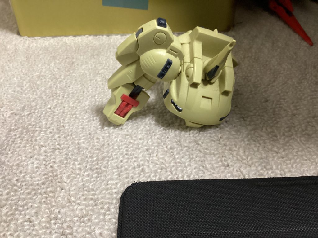 「そういやアイツはどうなったんだ?」再びアンディが質問する。「ジ・Oのことだな。あれは修復できん。仮に修復できても時間がかかる。」「そっか。わりぃな。」そう謝罪して大破していたジ・Oを眺めるアンディその時突如として基地内の警報が鳴る。「何があった!」そう聞くアンディだがオペレーターが話した内容はあまりにも衝撃的な内容だった。「そっそれが...沖にジオンと思わしき機体が」そう震える声でオペレーターは話す「その機体は...にっ二枚羽だそうですっ」同時刻 二枚羽コクピット「はぁ...こんなとこに本当にアンディ中尉がいるのかねぇ」