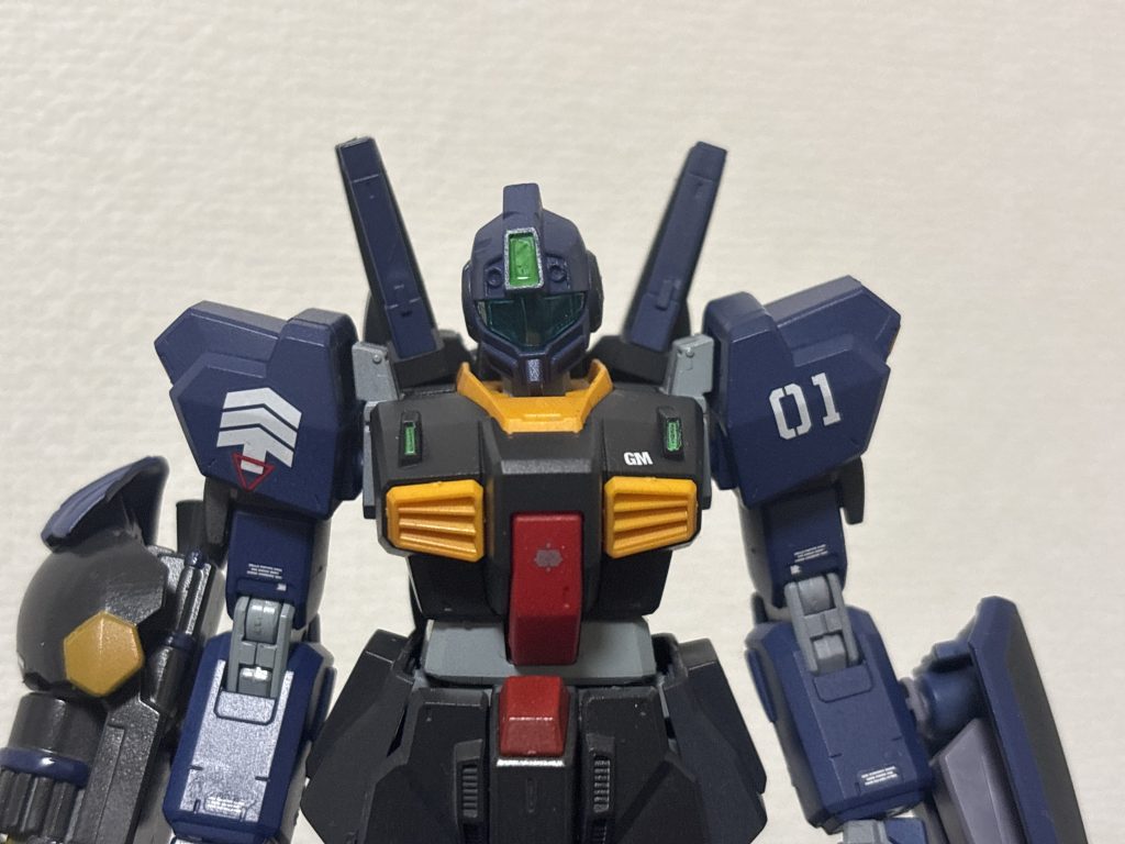 頭部はGM/GMのパーツを使用して、水転写デカールはmgexストフリとmgドムからもらいました。(右肩にジオンの大尉階級章がついてるのは違和感すごいですね。)