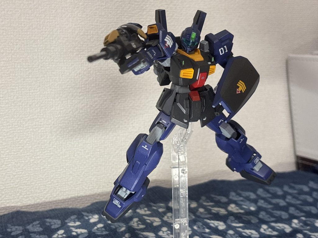 作った後に腕の横に武装すると意外とポーズが難しいと感じました。