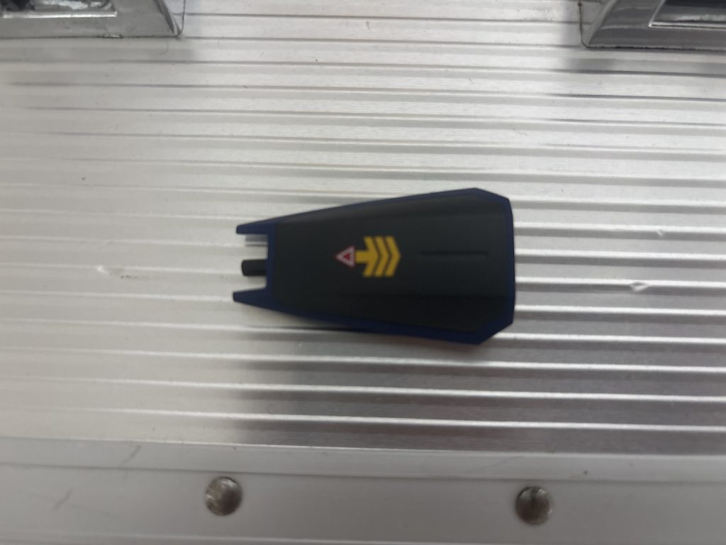 シールドは先端だけを使用してショートシールドに変えました。νガンダムのシールドみたいに銃口をつけたのがお気に入りのポイントです。