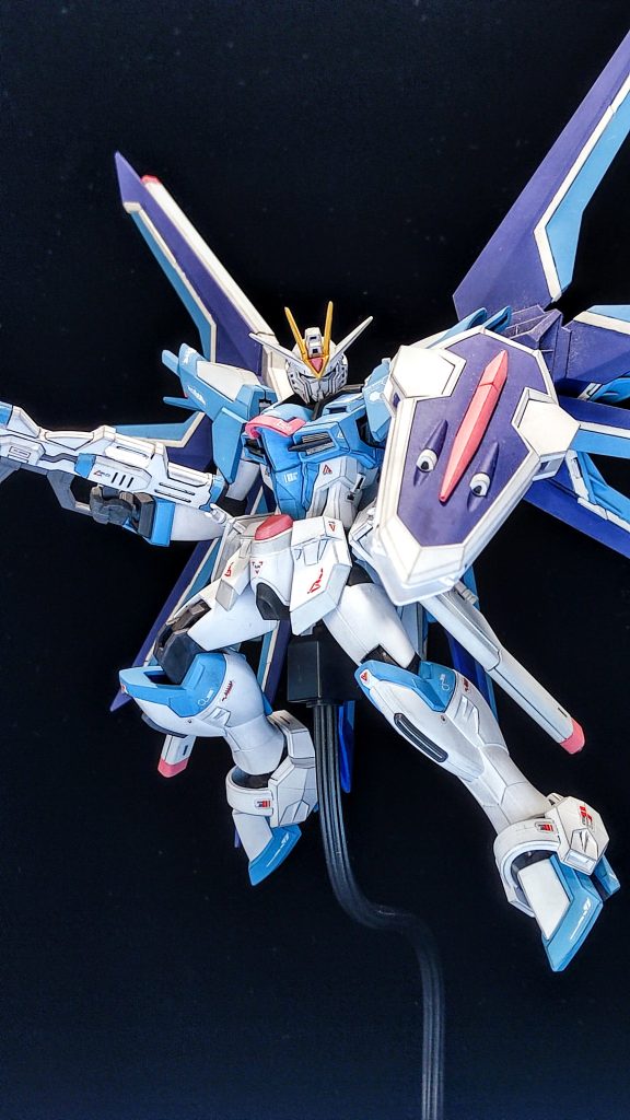 ホワイトを含めて全塗装しました付属のデカールは一切使用せず、ウイング部分なども塗分けていますホワイト=ディアクティブホワイトですが、塗る前と変化が…その他は、RAY STUDIO さんから購入した水性塗料を調色しています