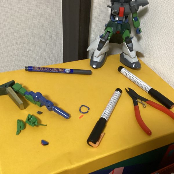 ザクIIIを一部ジャンクパーツで購入したので持ってるのと合わせて色を変えます。やはりメタリックがいいお年頃（2枚目）