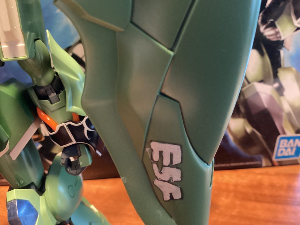 バインダーのロゴです。とりあえずE5F(本当はESFと書いていたのはナイショ)と描きました描くのに使用したのはガンダムホワイトと墨入れグレーです。