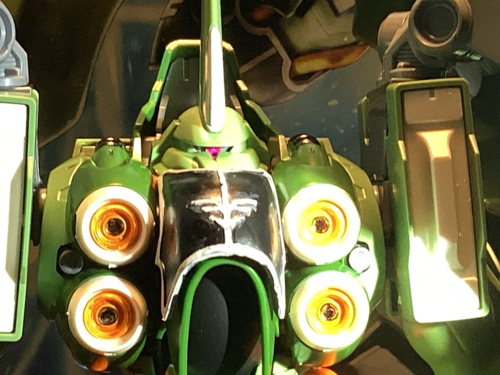 カメラアイはデカールの上からガンメタのピンクを塗りました。ツノはガンダムホワイトです。胸部のオレンジ部分はメタリックオレンジです。