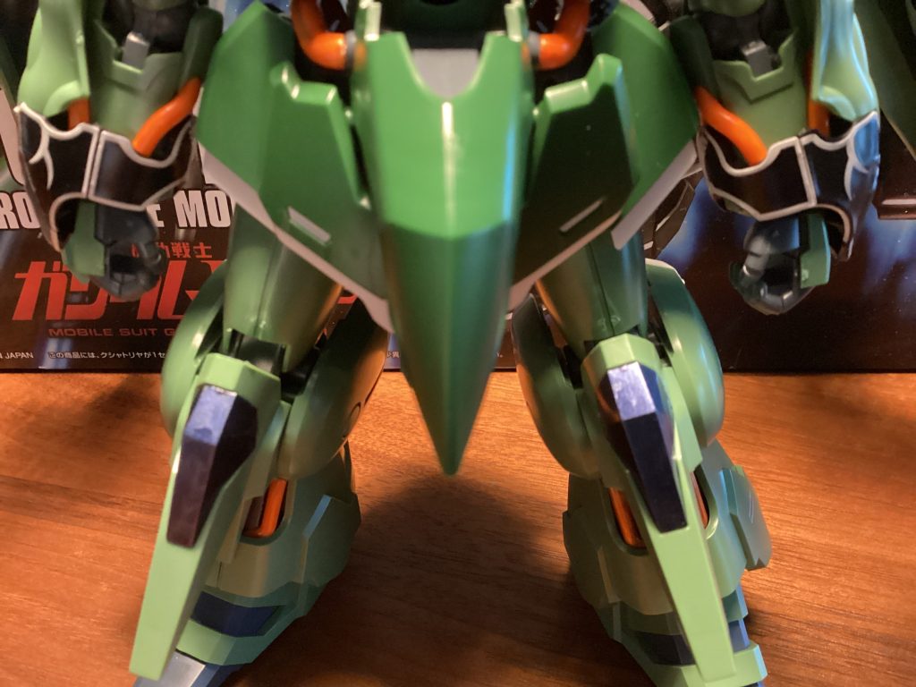 下半身はあまり塗っていません。使ったカラーはメタリックオレンジ、メタリックダークブルーです。