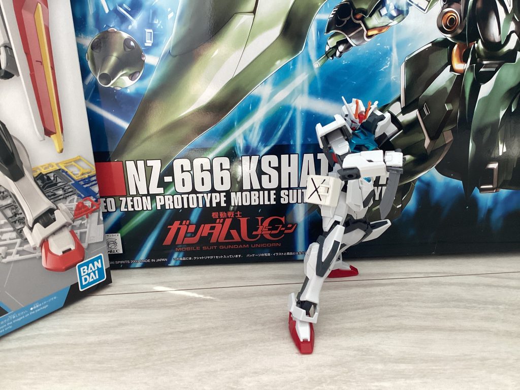 ナイフはヘビーアームズのアーミーナイフにプラバンで制作したナイフです。