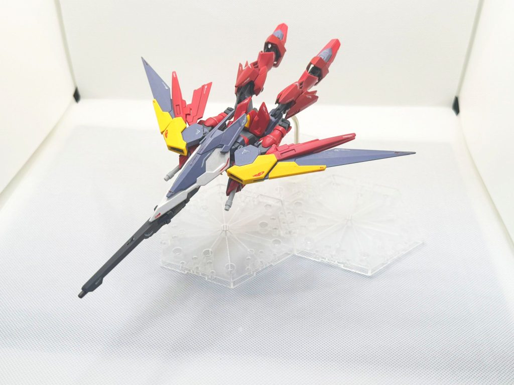 バスターライフルはシールドに無理やり挟んでますｗ足はウイングガンダム方式で腰から180度回転して膝曲げ。どうにか飛びそうな形に変形できました！