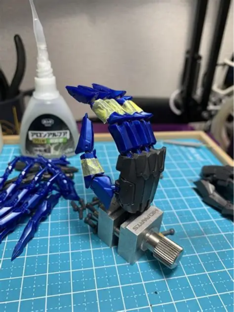 ハンドパーツはキュベレイアンベリールの物を使いました。指が動かされるように関節部分を切り離し、ボールジョイントを付けました🫡