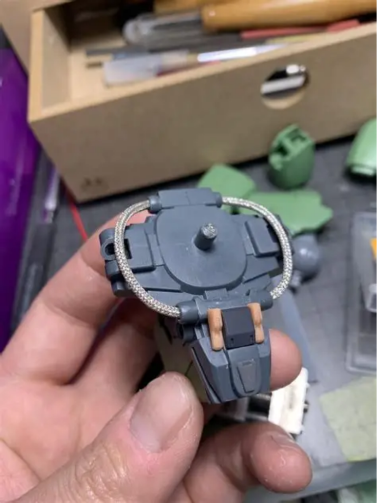 腰部のエネルギーパイプは接続軸を折損してしまったのでメッシュパイプで作り替えました。フンドシ上も流用パーツでディティールアップしました。