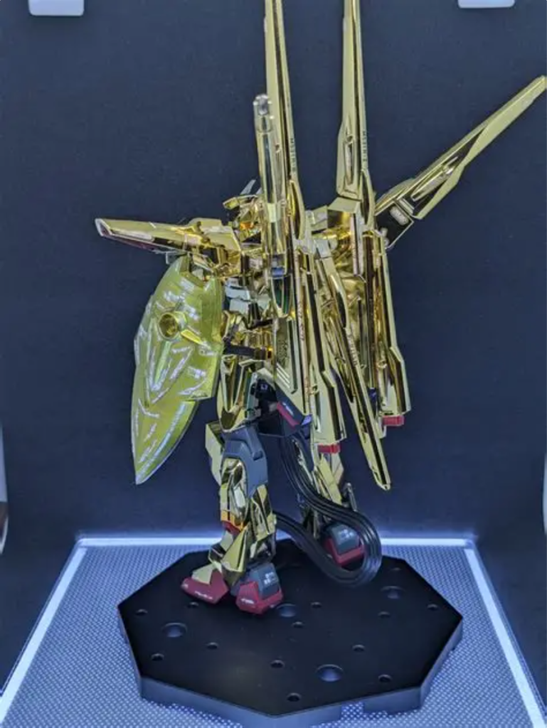 バックショットシールドが最初からくすんでいて、傷も付いていたので、モデルマーカーのGメタリックで塗り、マッキーの黄色で…後は100均デカールでムラをごまかして…古事記の屋盾をイメージしてみました。詳しくは調べてみてね撮影用のディスプレイベースはある程度は自由が効きますなぁ~