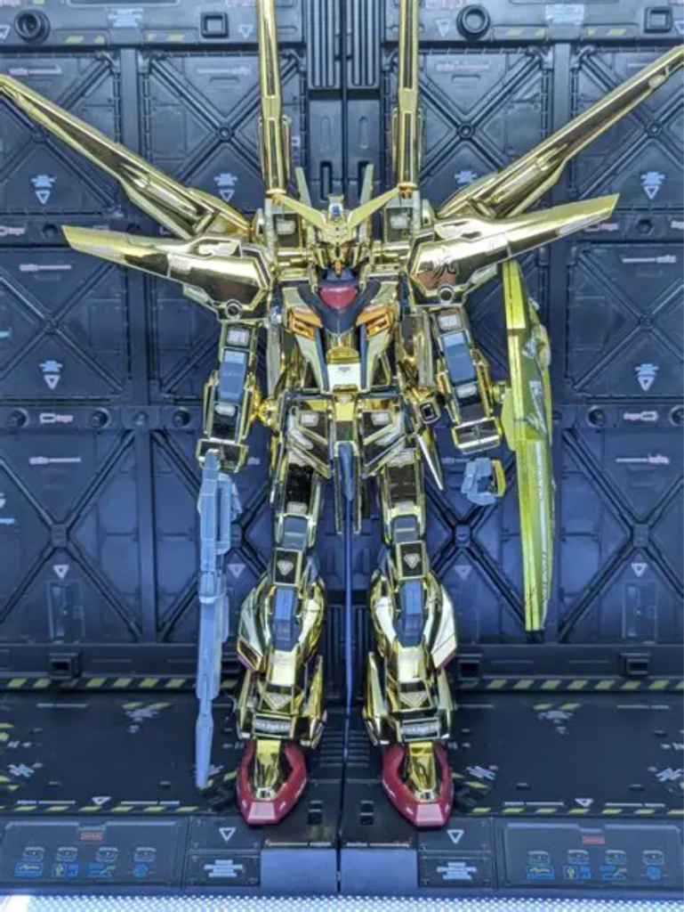 黄金の頑駄無?(カガリ)100均ベース×2個100均デカールシール×2枚撮影の為のバックボードに本体は付属のシールと100均デカール×2枚で飾りました。