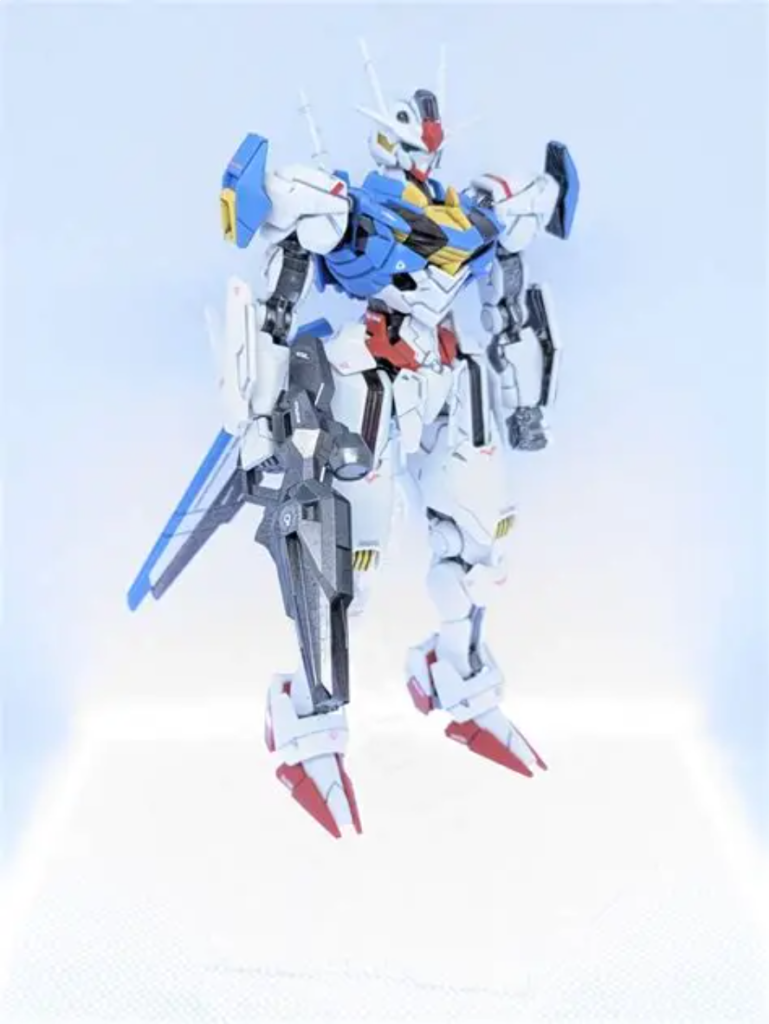 苦手な水転写シールで貼ってみました!締りますね!後、グレー部分をガンダムマーカーのガンメタ塗装後、墨入れ、クリア部分もトップコートの光沢で2度塗り