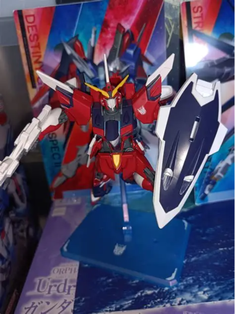 肝心のMA形態。肩の白いパーツはワイヤーアンカーになっている。