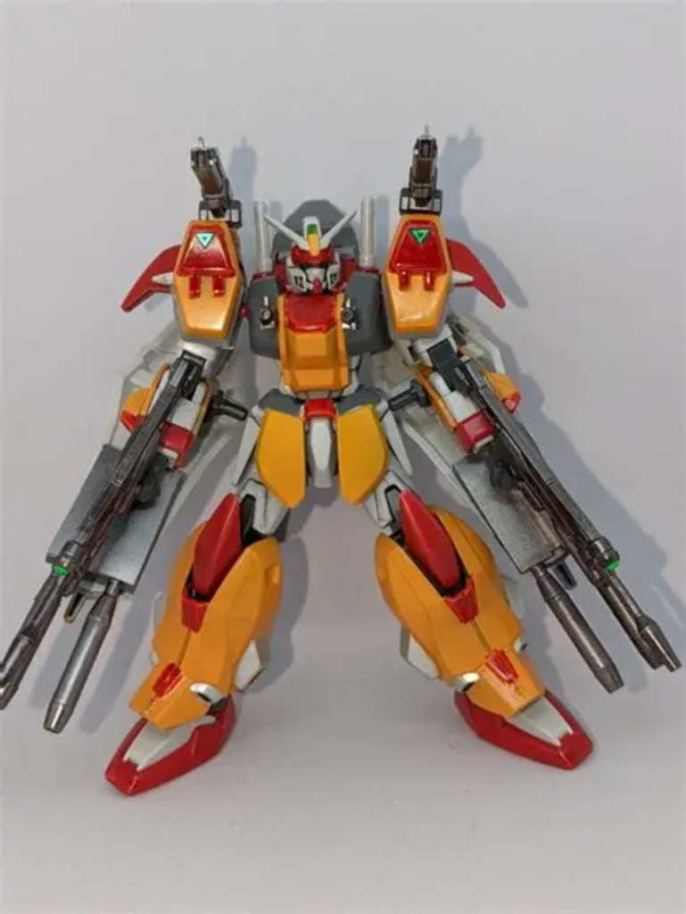 カラーを赤色に変えたデュエルが主体です。墨入れをしてライフルを2丁持たせています。