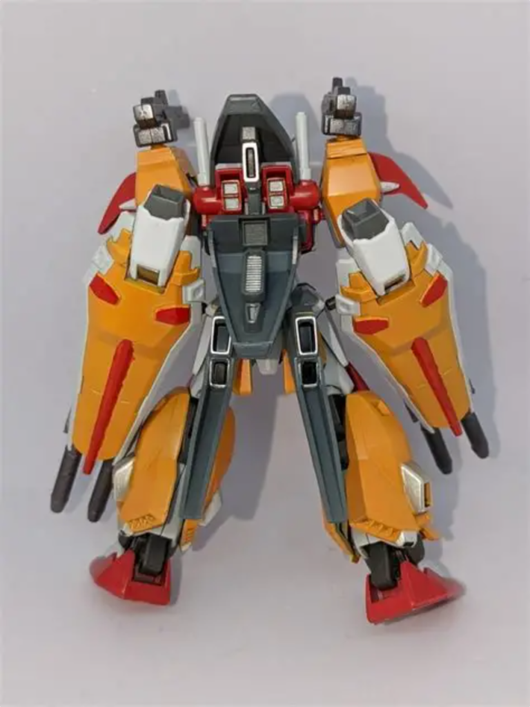 背面ではバーニアを改造してあり腰部にバーニアを4基増設しました。