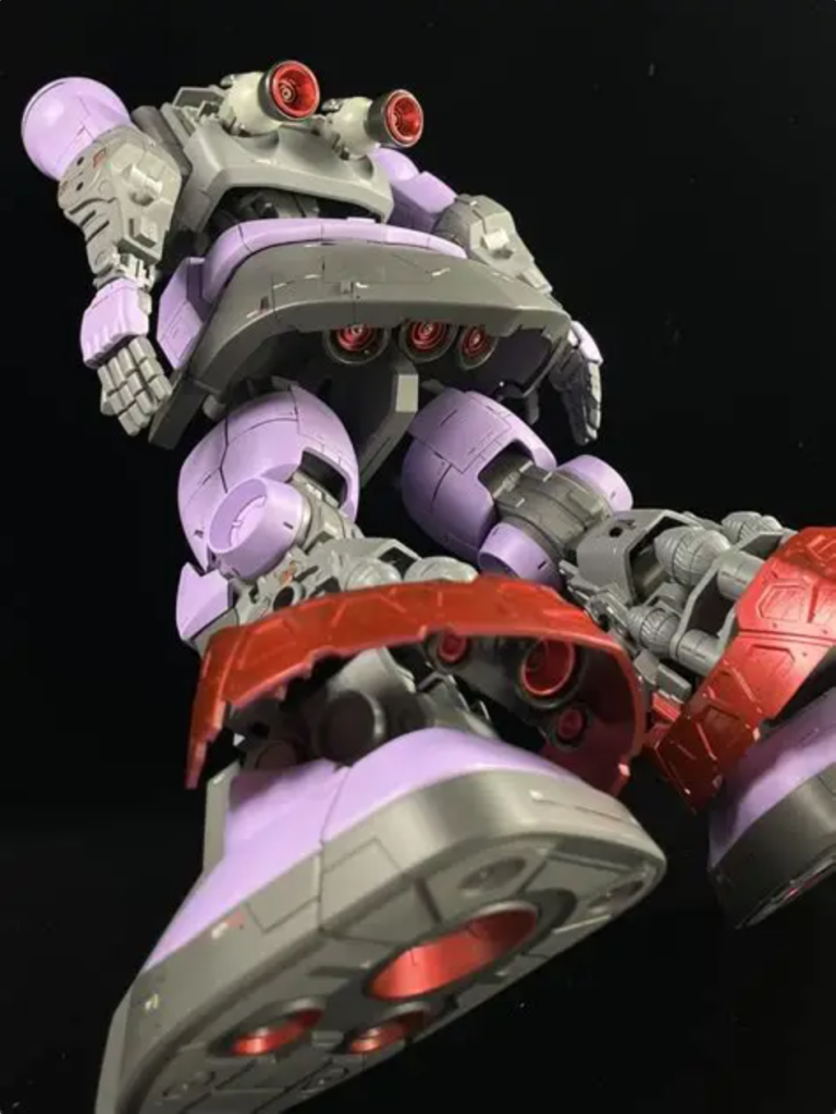 肩や 腰回り外装の裏側、、キットは赤だけど、なんだか今時感がないので、グレーに変更。なので、フレア付近のフレームは キラキラレッドにしてみました。遊び心やね。