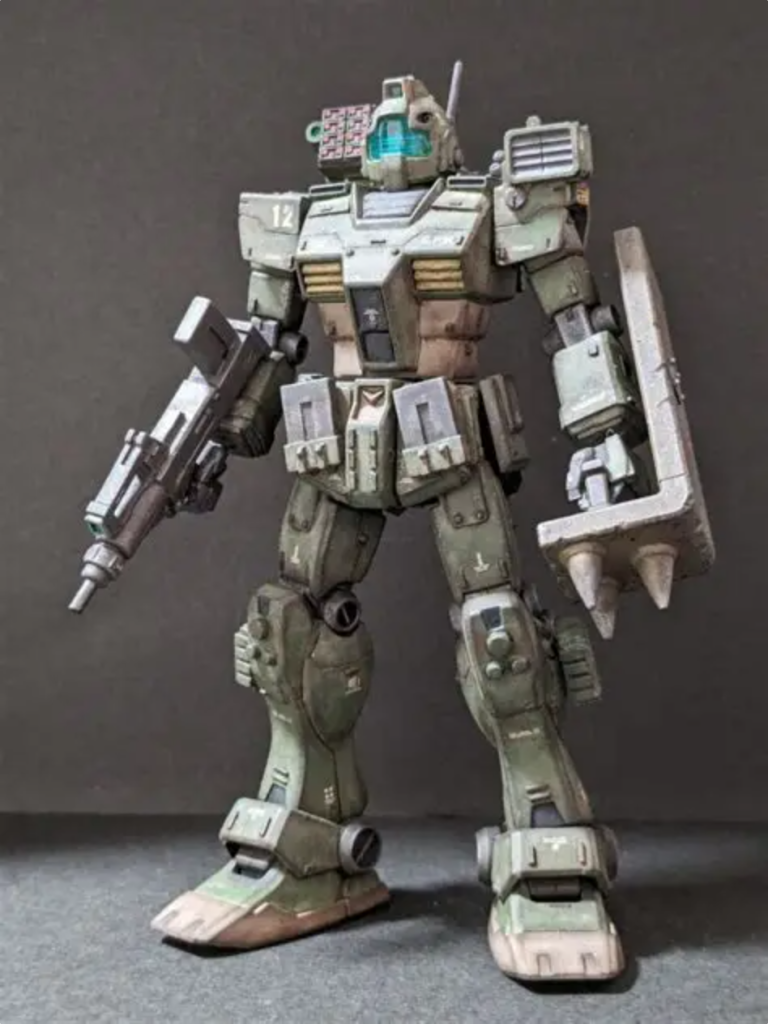 【正面】ミリタリー調のカラーリングにして強めにウェザリング。ぶん殴りたいので拾ったスパイクシールドを愛用ということに。その他の追加兵装として脚部ミサイルポッド×8と肩越しにマイクロミサイル×24。フロントスカートに予備マガジン×2。