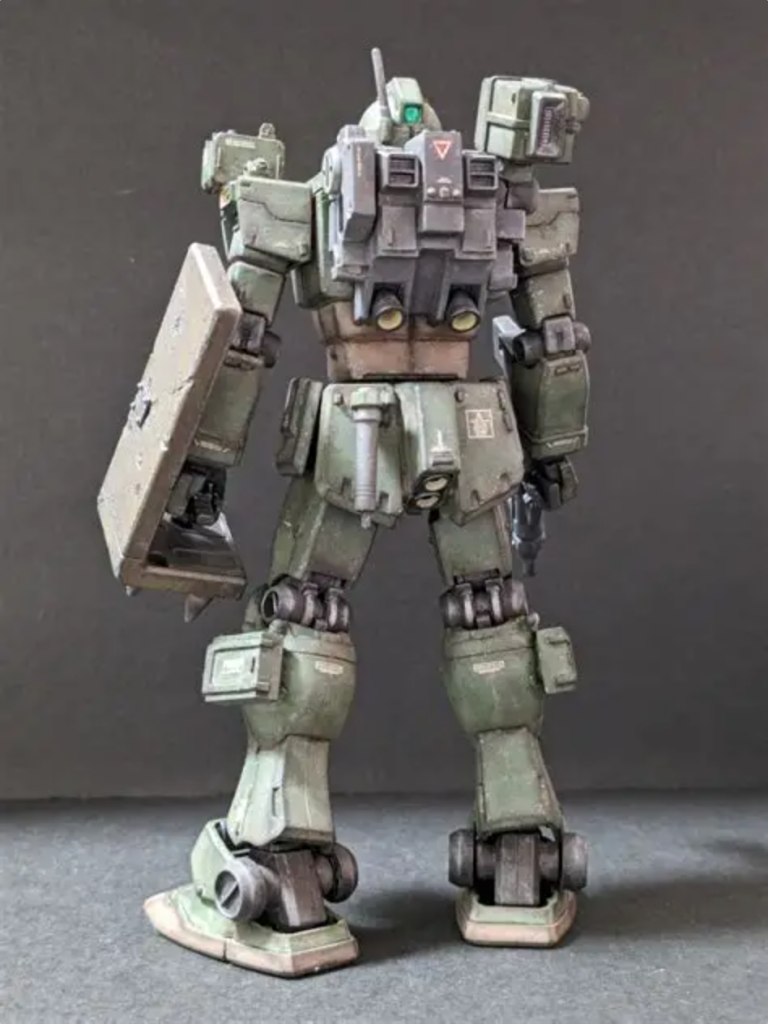 【背面】スモークディスチャージャー等をつけるためにランドセルはボリュームアップ。付けるところがなくなったビームサーベルはリアスカートに移動。