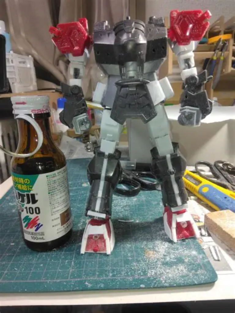 腕の関節を追加して、脚は太く大きく、腰を広げました