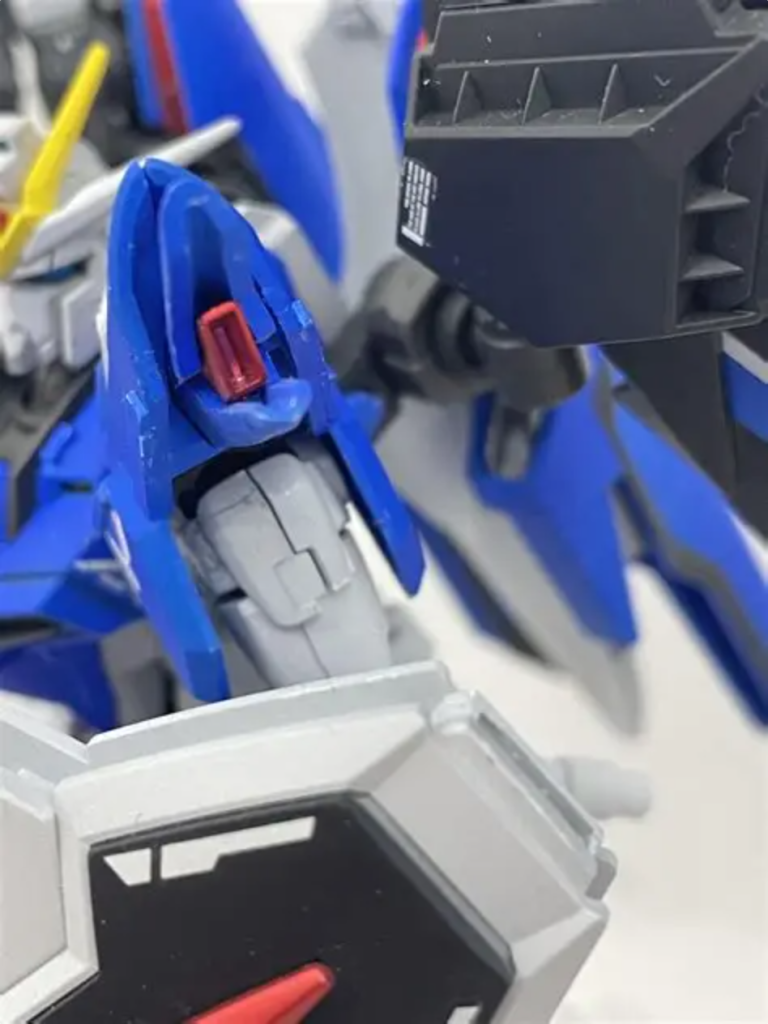 またまた問題が発生し肩アーマーがバラバラに砕けてしまう始末。なんとか修復しましたが破片が何処かに行ってしまったため完全修復は諦めました🤦♂️