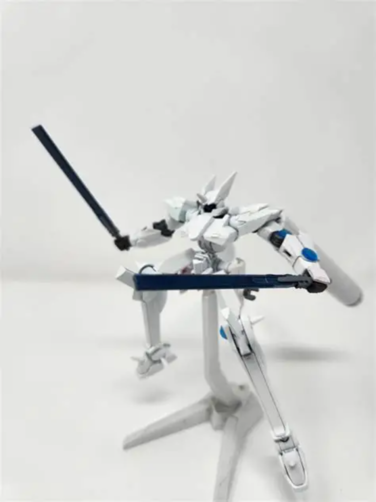 For close quarters, it cares 2 GN Blades on its side.
