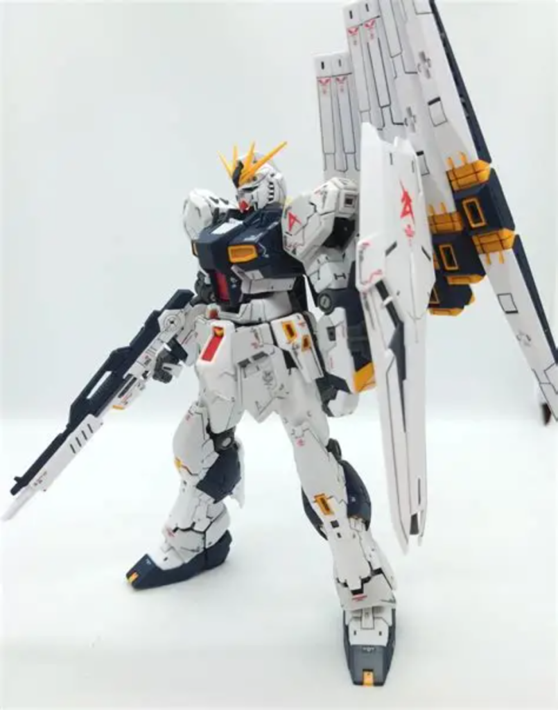 まずは素立ちこのRGνガンダムは発売当初、運良くプラモ屋さんで購入できたもので、当時はウッキウキで作りましたwただ、MG並みのパーツ数や細かさがあり、だんだん苦行になってきて、最終的に無塗装素組みつや消しフィニッシュに留めました…。ただ、シールは記載されてたとおりに貼ったと思います。あ、部分塗装ぐらいはしたかも…でもまぁ、それでもこれだけ色分けがしっかりされてるのを見ると、パーツ数の多さや細かさも、さすがに納得がいきます😅