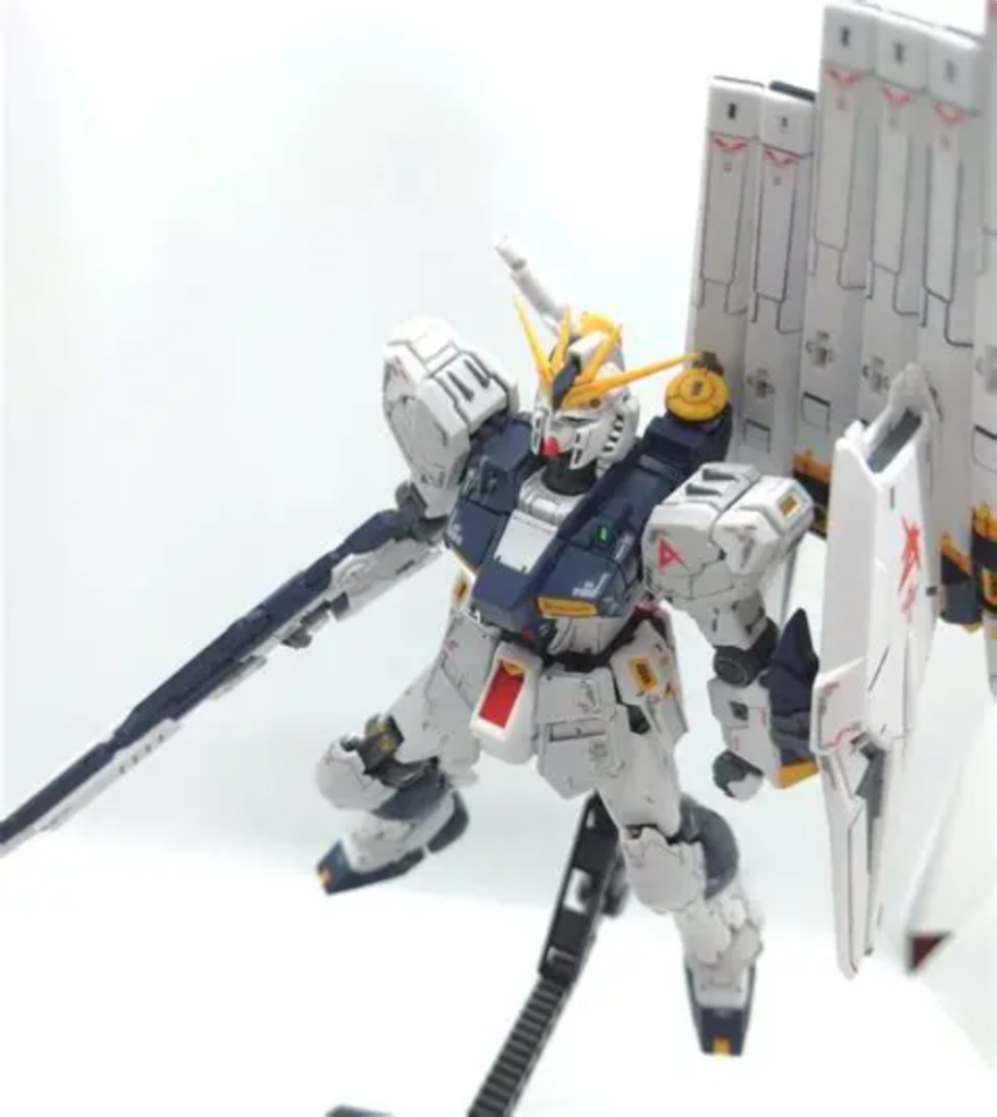 アムロ、νガンダム…、出るぞ!バシューーン!撮影中、ロンド・ベルのテーマが頭から離れなかったです(爆)途中でガンマカの墨入れペンがきれちゃって、そこからタミヤのスミ入れ塗料に変更したような気がします。微妙にスミ入れの濃さが違うのがその証拠だったりwそれにしても、傾けるだけでフィン・ファンネルがのしかかってくる…😱