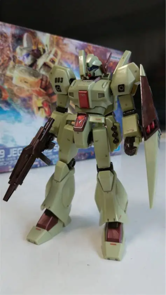 まだ、リハビリ兼ねての作業の為、震える右手での一部塗りと、今回はキット付属シール類とか貼ってみました。途中シールが2、3個跳びましたが、ご愛嬌ですね(笑)