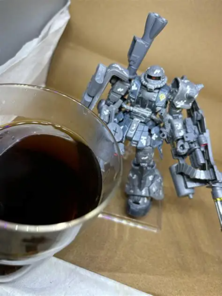 完成したガンプラ眺めながら飲むコーヒー☕️うまい!