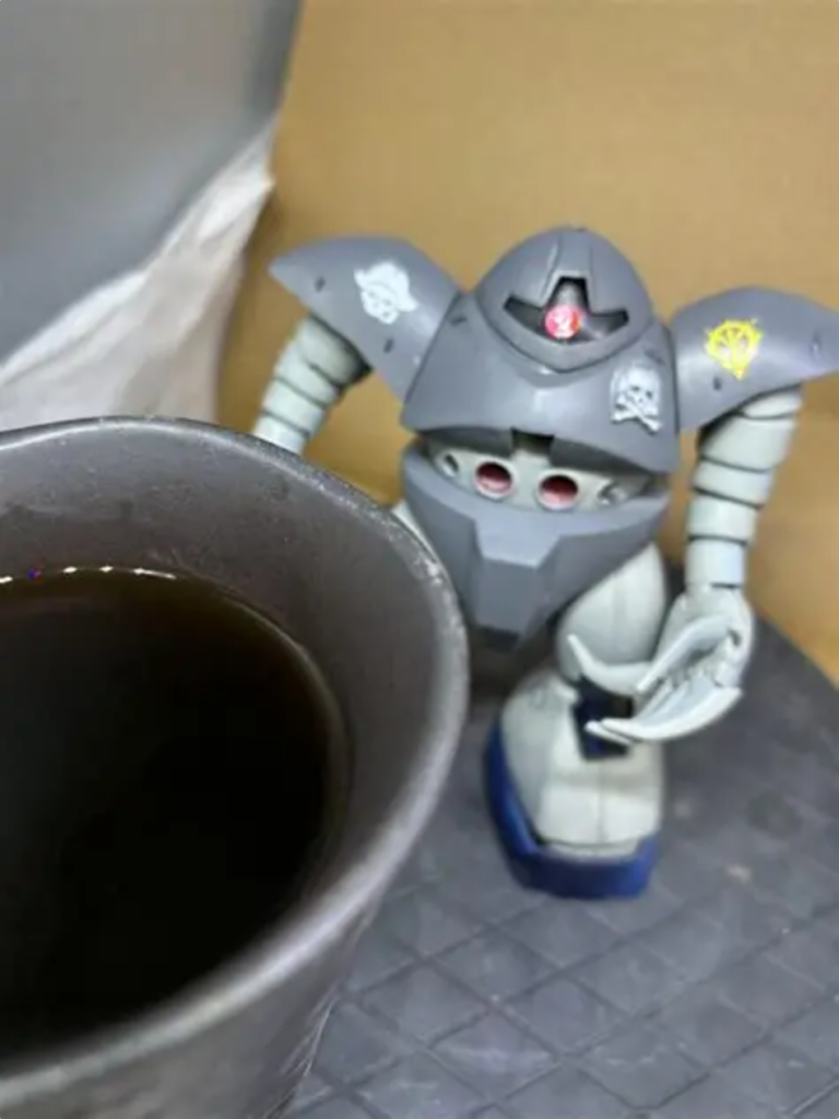完成したガンプラを眺めながら飲むコーヒーうまー