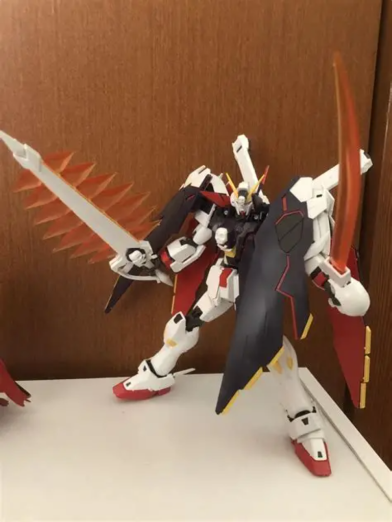 ウェザリングやり続けつつ右手も接着剤でくっつけ直して完成。接着剤で無理矢理くっつけた場所が多いのとポロリがまぁまぁ多いのであまり動かせず。まぁ仕方がない。いつか作りたいと思っているキットでウェザリングをやる予定だったので練習になってよかったし自分でも納得いくできになってよかったです。