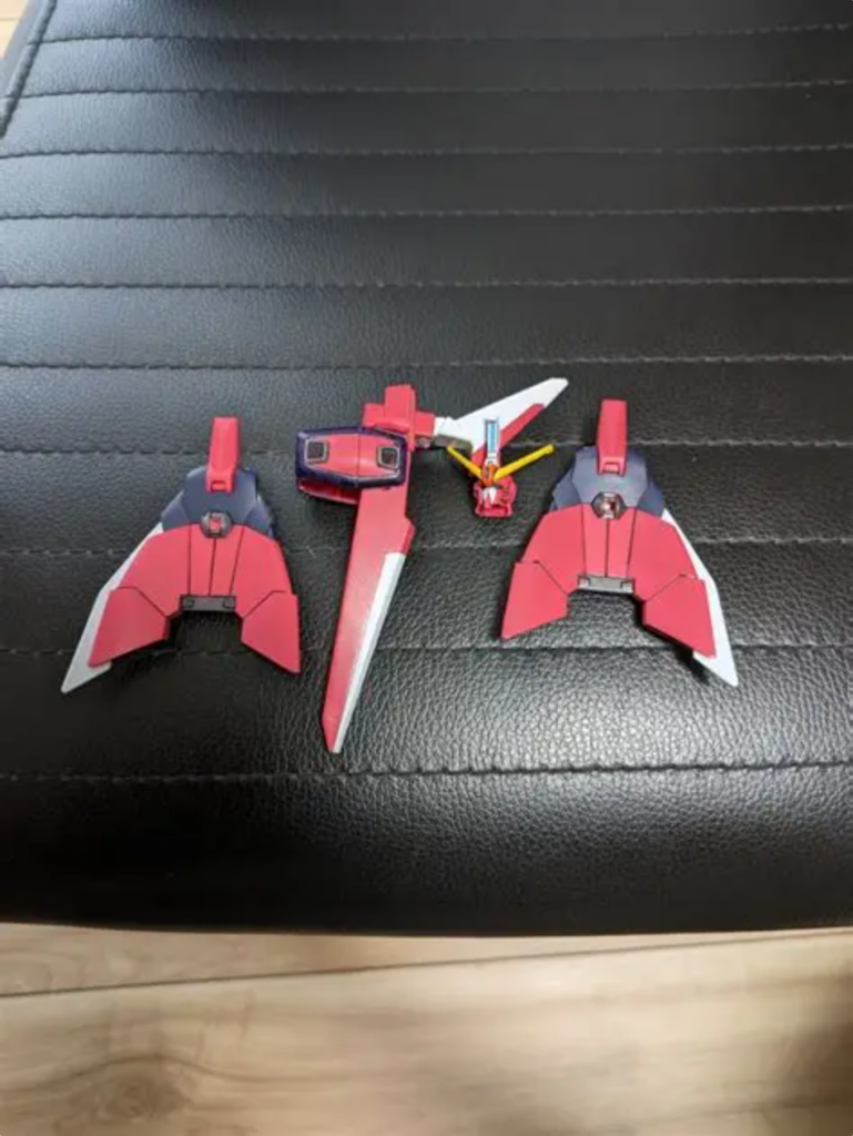 サイドスカート、胴体後ろ、頭部の一部をガンダムマーカーで塗りました。頭部の瞳とトサカは普通にシールです。トサカの一部も本来ピンクですが塗り忘れてました。