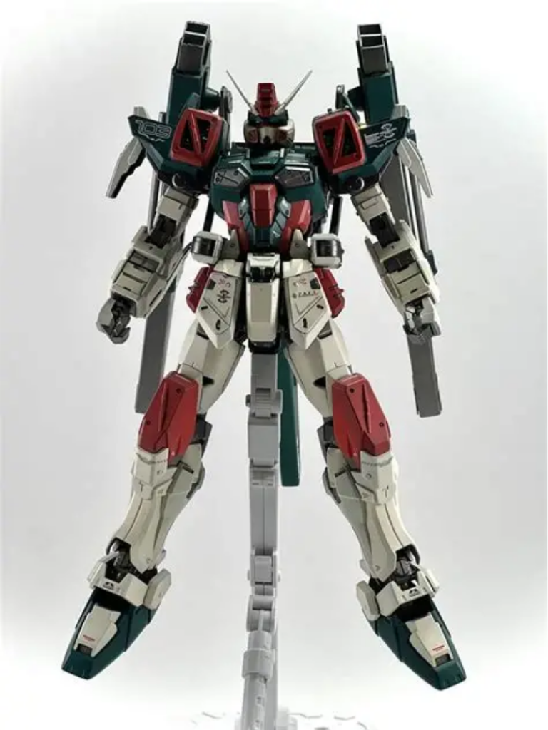 正面。肩のカメラは設定画のとはちょっと違うオリジナル解釈で製作。元のバスターのミサイルハッチを改造しているので一応開閉可能です。