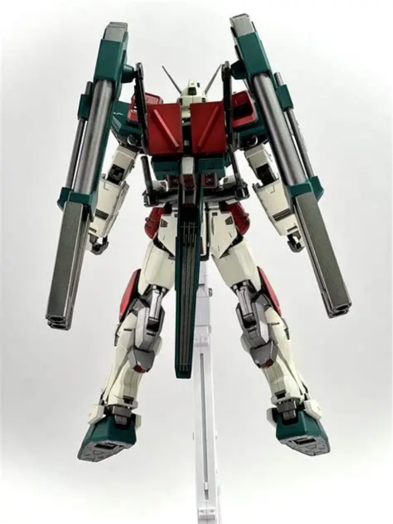 背面。元のバックパックを基にしてスクラッチしたパーツを被せる構造になっています。