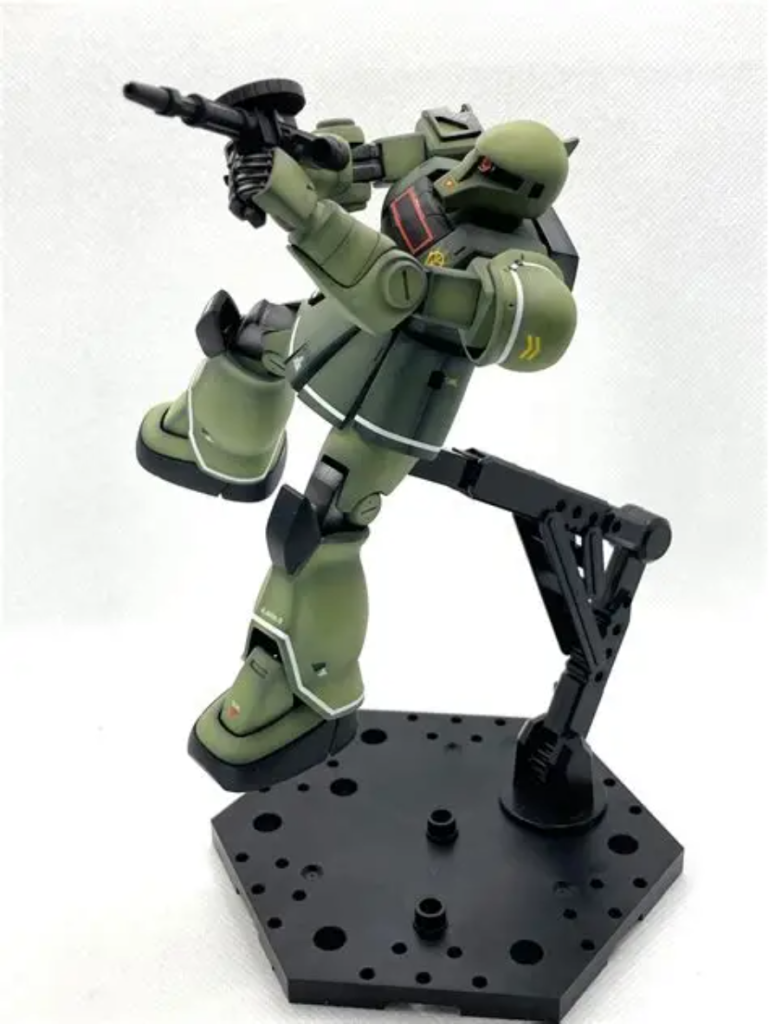 シンプルなデザインなので可動範囲も広く、いろんなポーズをとることが可能です肘の丸モールドと、バックパックのバーニアだけ社外品のディテールアップパーツを使用しています